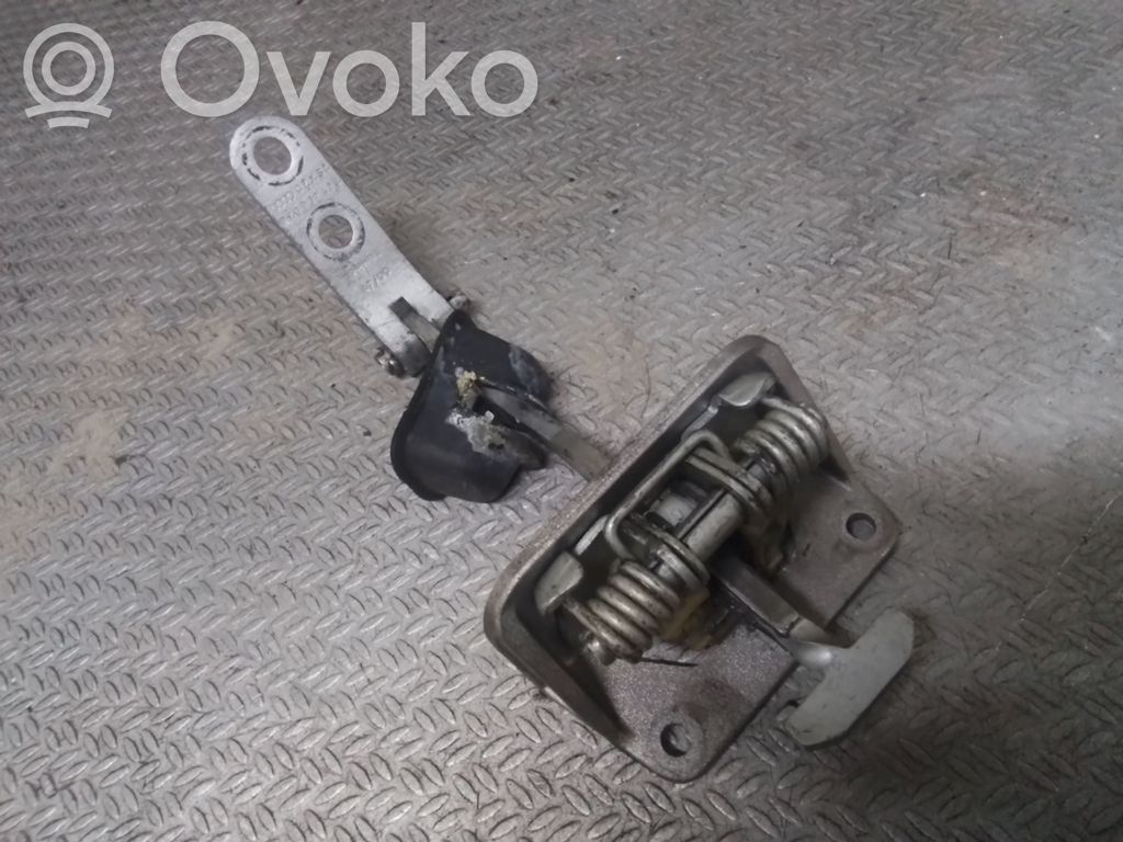 Audi A2 Takaoven pidätin 
