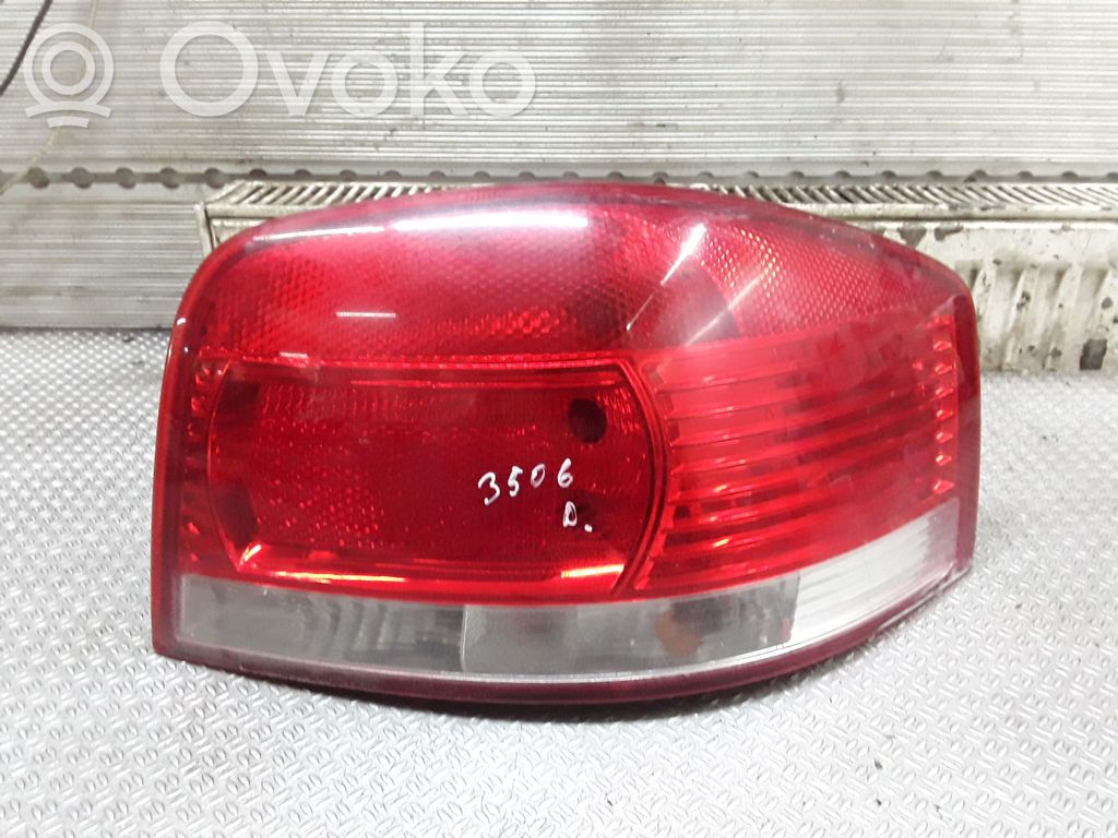 Rear/tail lights   8P0945096