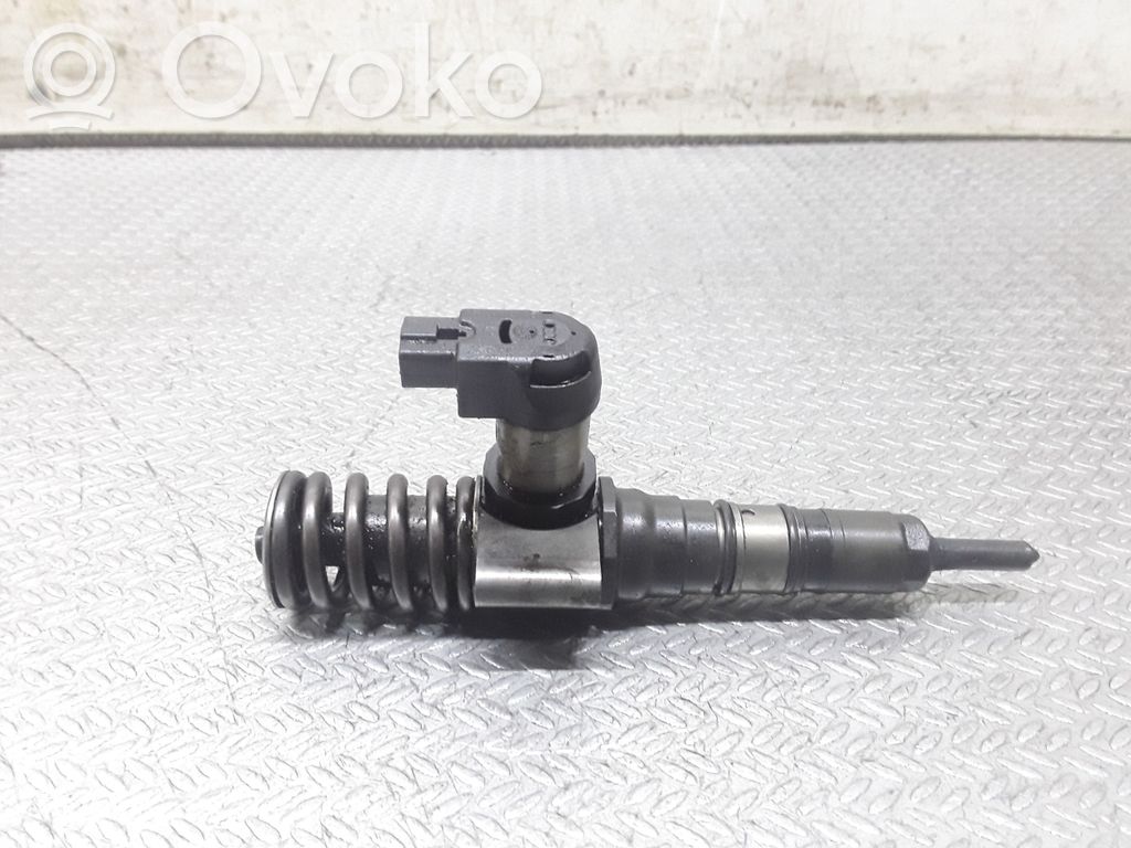 Volkswagen PASSAT B6 Wtryskiwacz paliwa 