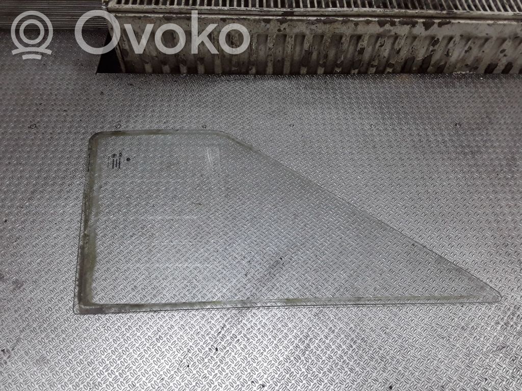 Etuoven kulmalasi, neliovinen malli