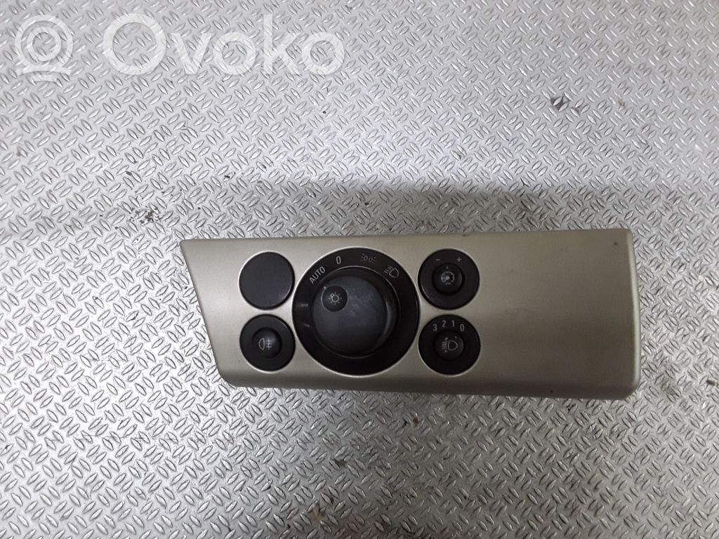 Light switch   13198925