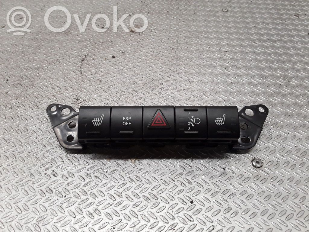 Avārijas lukturu slēdzis   P04602726AC