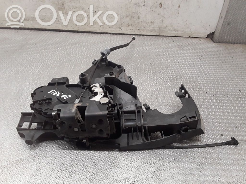 Volvo S40 Priekšpusē slēdzene 