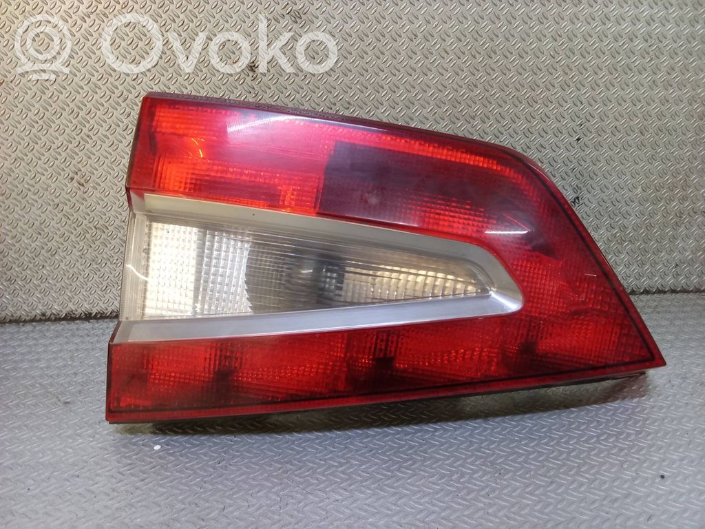 Aizmugurējais lukturis pārsegā   6M2113A602EB