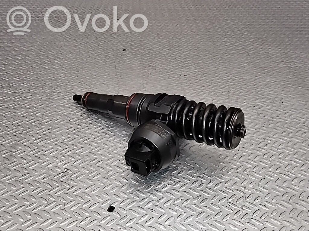 Inyector de combustible   038130073AQ