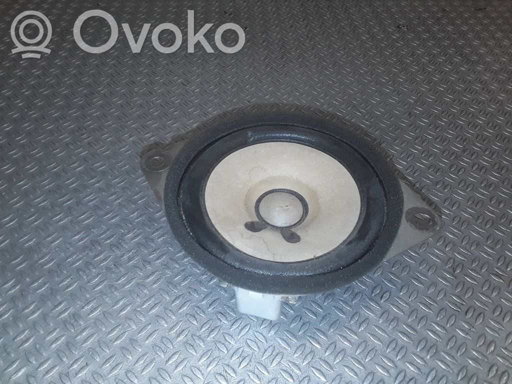 Toyota Aygo AB10 Altavoz de la puerta delantera 