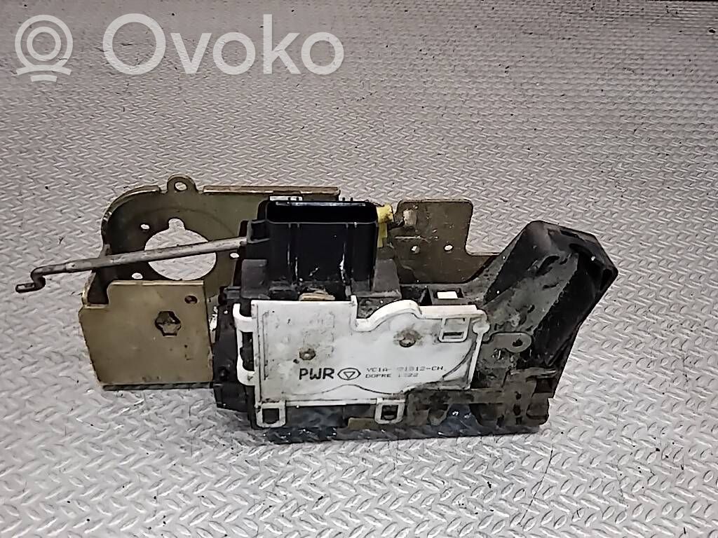 Priekšpusē slēdzene   YC1AV21812CH