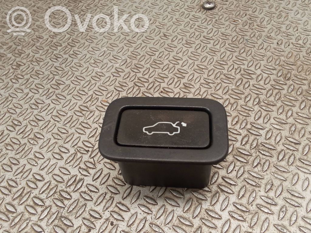Tailgate/boot open switch button   30739237