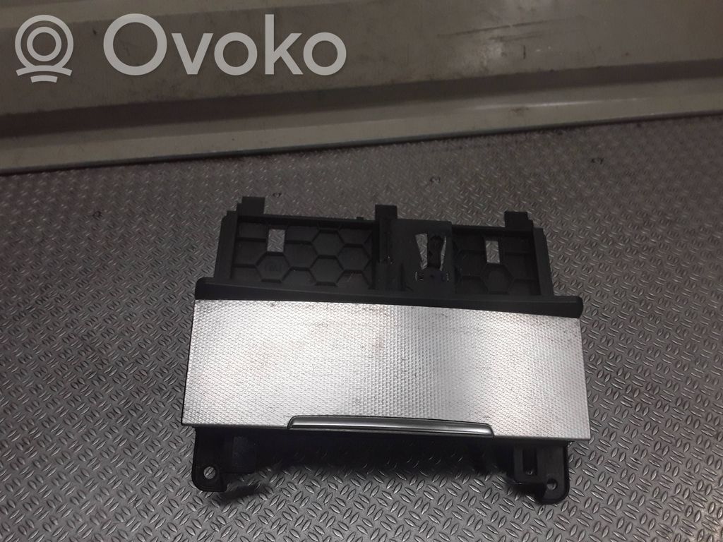 Cenicero (delantero)   4L0857951