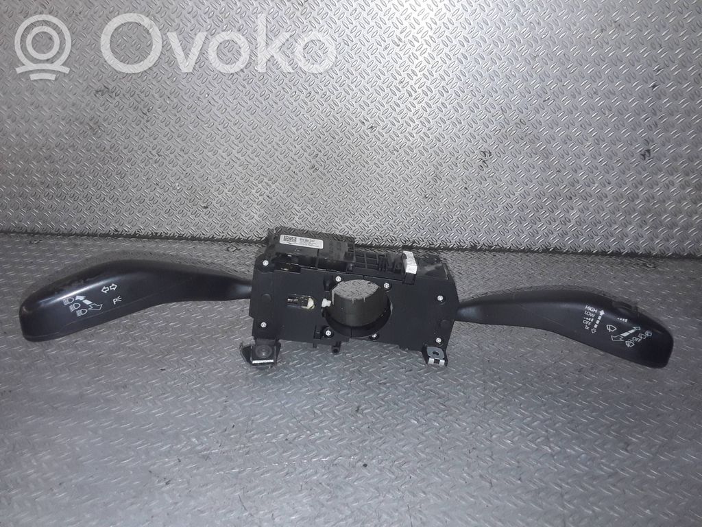 Manetka / Przełącznik kierunkowskazów wycieraczek   6R0953521