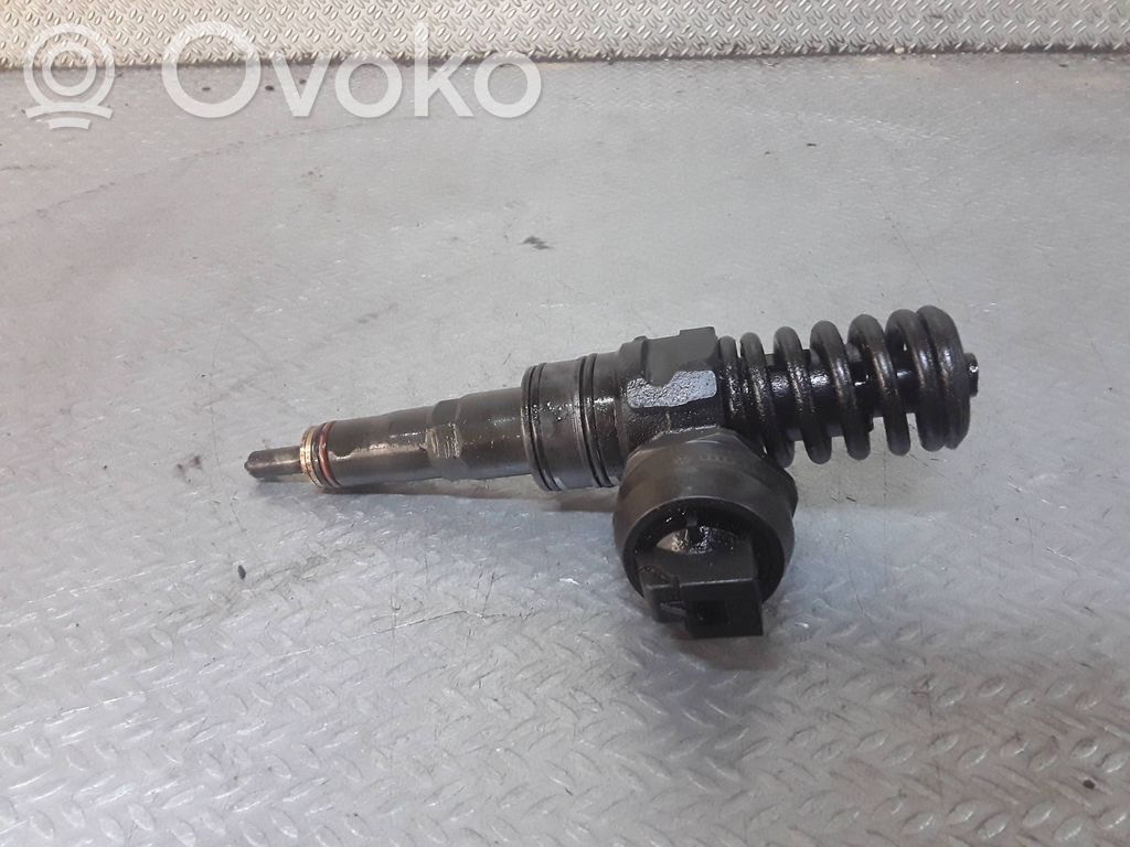 Volkswagen PASSAT B6 Inyector de combustible 