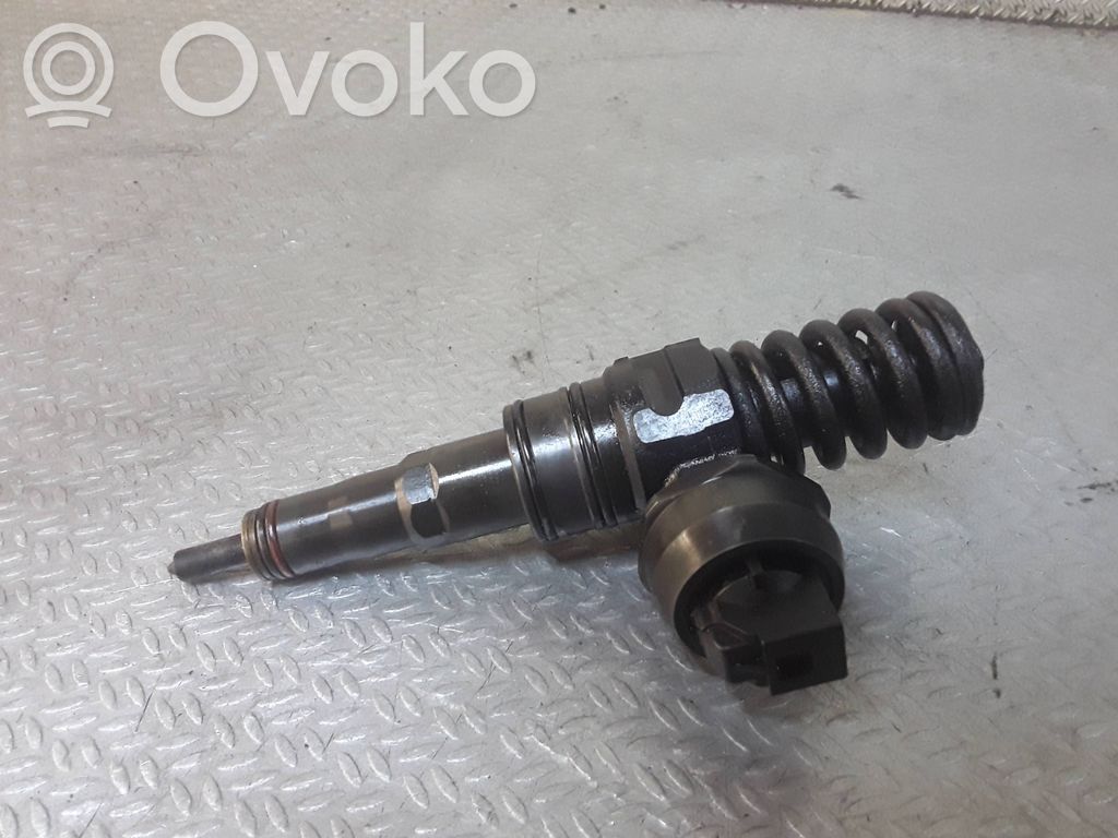 Volkswagen PASSAT B6 Inyector de combustible 