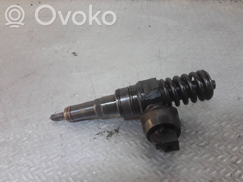 Volkswagen PASSAT B6 Inyector de combustible 