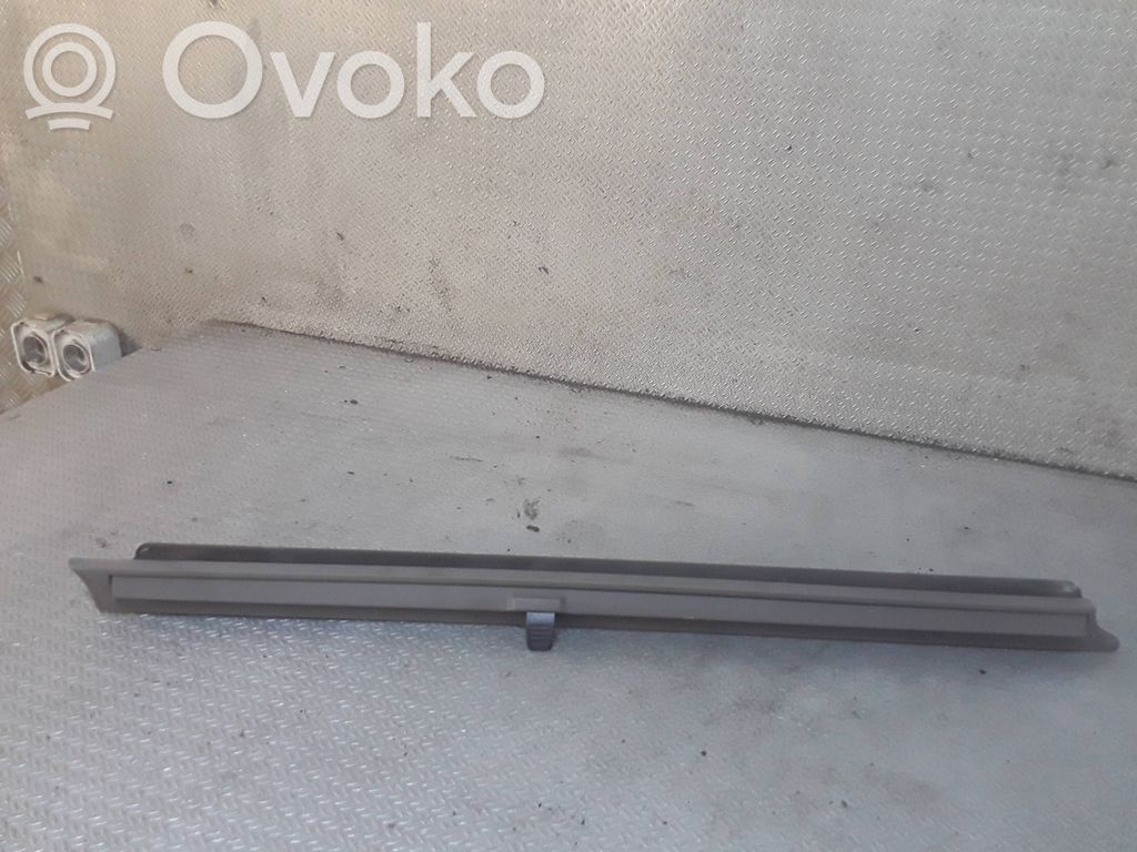 Aizmugurē logu aizkars   4E0861334