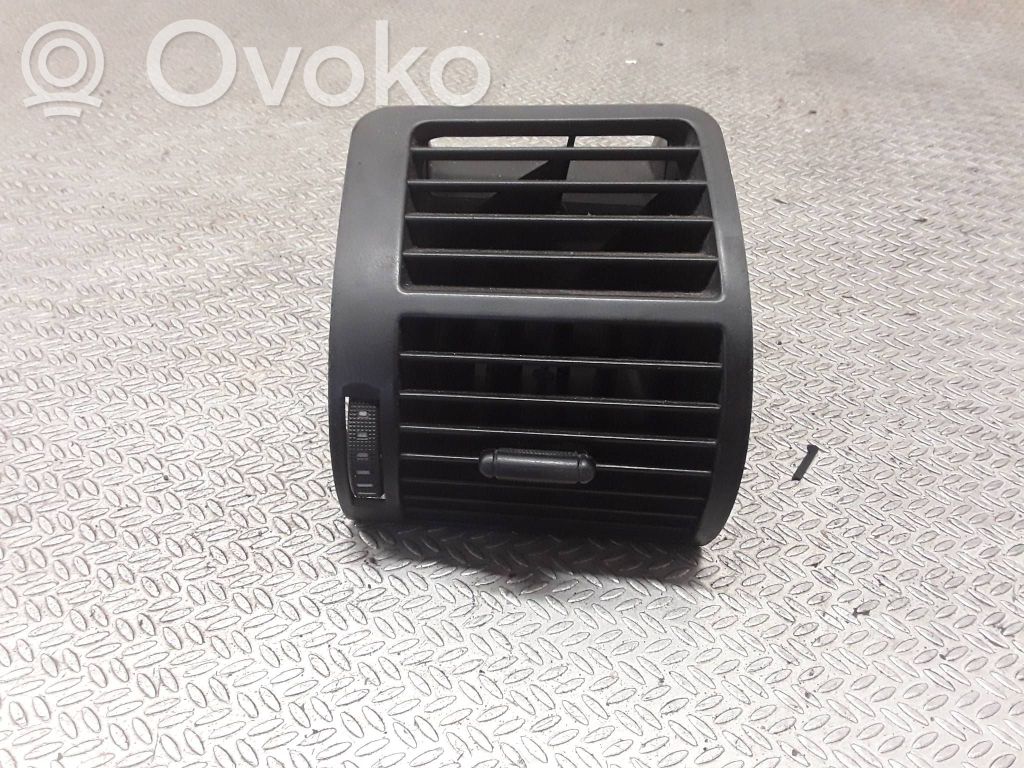 Boczna kratka nawiewu deski rozdzielczej   8Z0820901C
