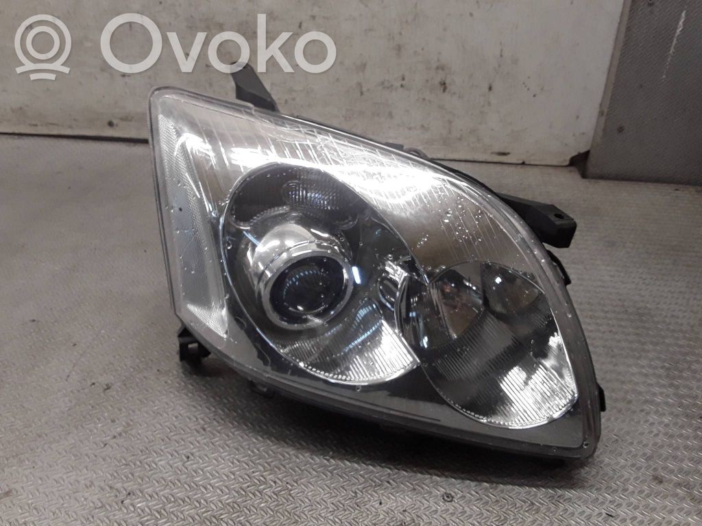 Toyota Avensis T250 Faro/fanale