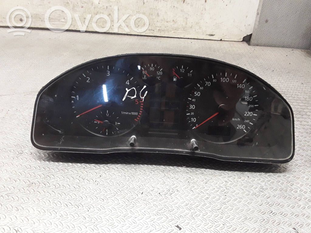 Audi A4 S4 B5 8D Nopeusmittari (mittaristo) 