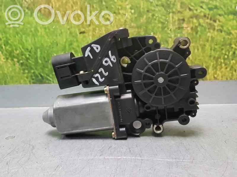 Audi A4 S4 B5 8D Silniczek podnoszenia szyby drzwi tylnych 