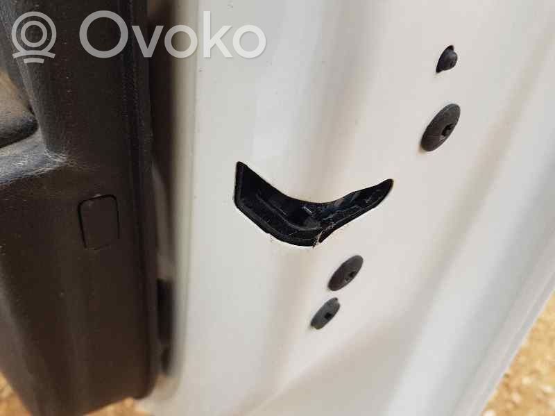 Opel Corsa F Zamek drzwi przednich 