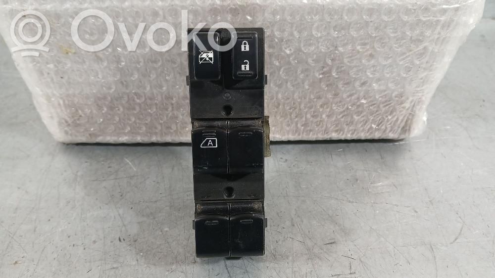 Nissan Note (E12) Electric window control switch 
