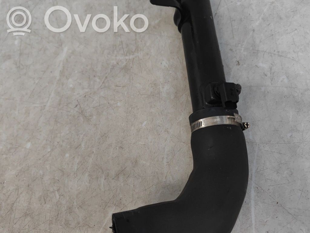 Turboahtimen ilmanoton letku