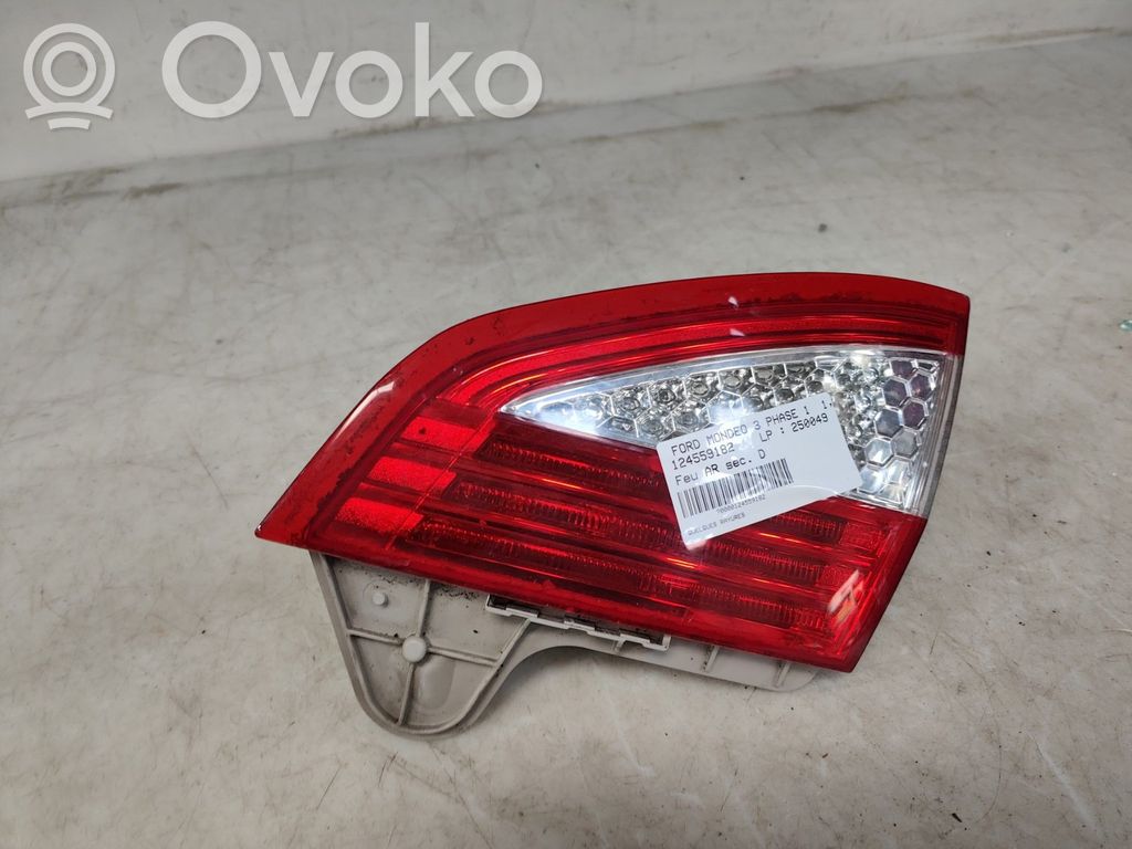 Ford Mondeo MK IV Aizmugurējais lukturis pārsegā 