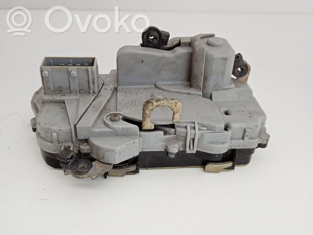 Peugeot 306 Priekšpusē slēdzene 