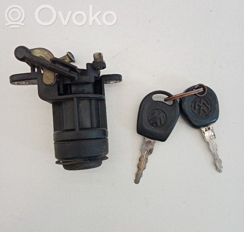 Volkswagen PASSAT B4 Aizmugurējā pārsega slēdzene (ārpusē) 