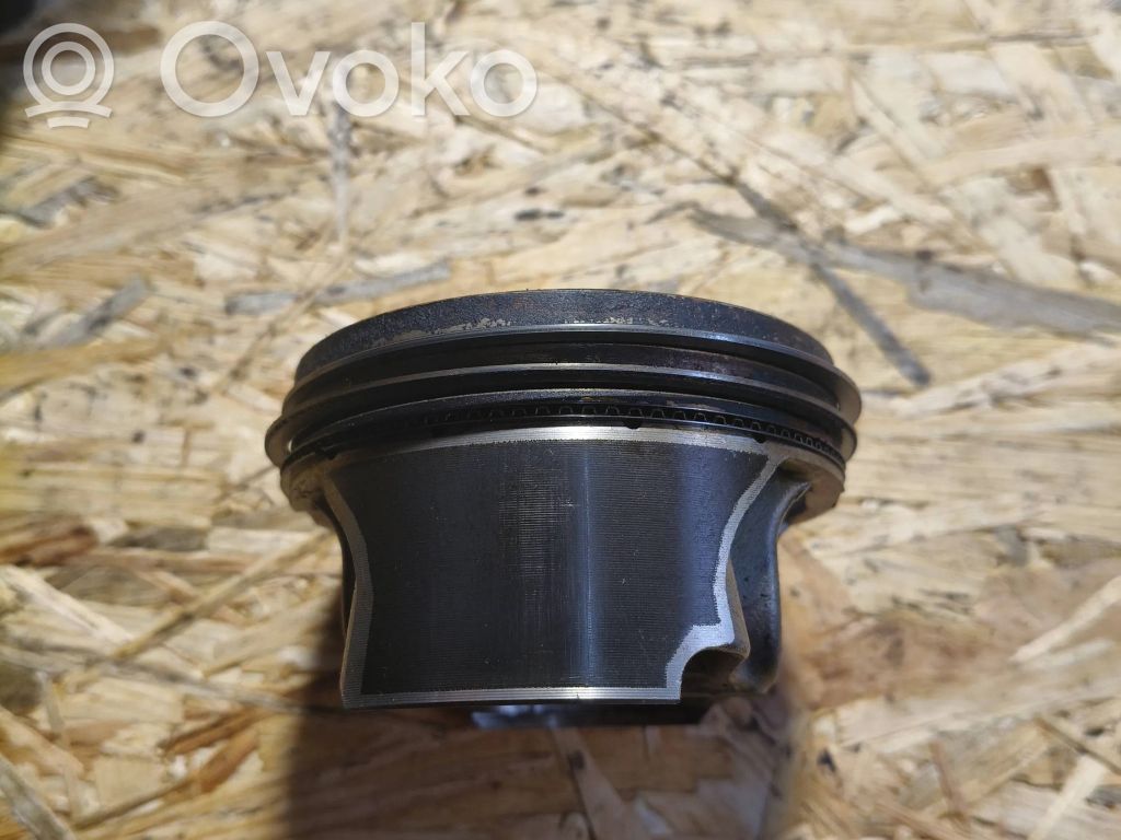 Piston   82L199