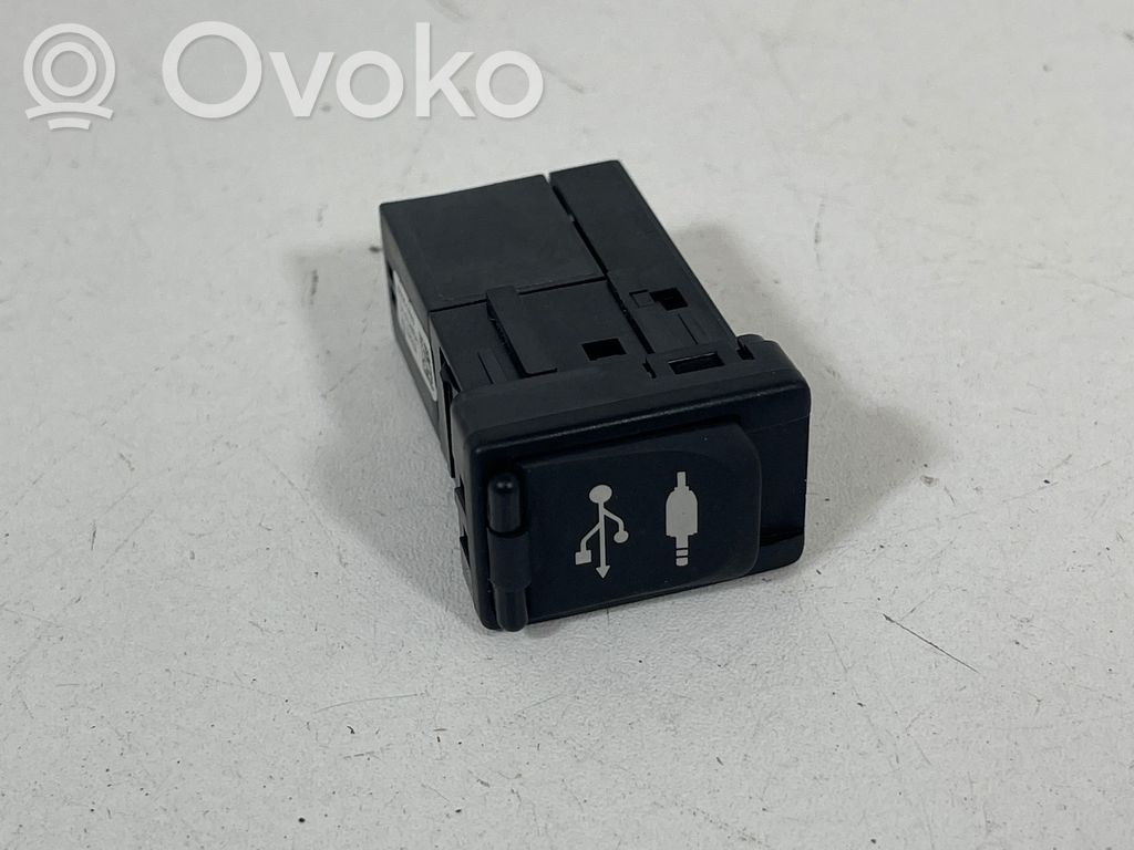 Toyota C-HR I Gniazdo / Złącze USB 