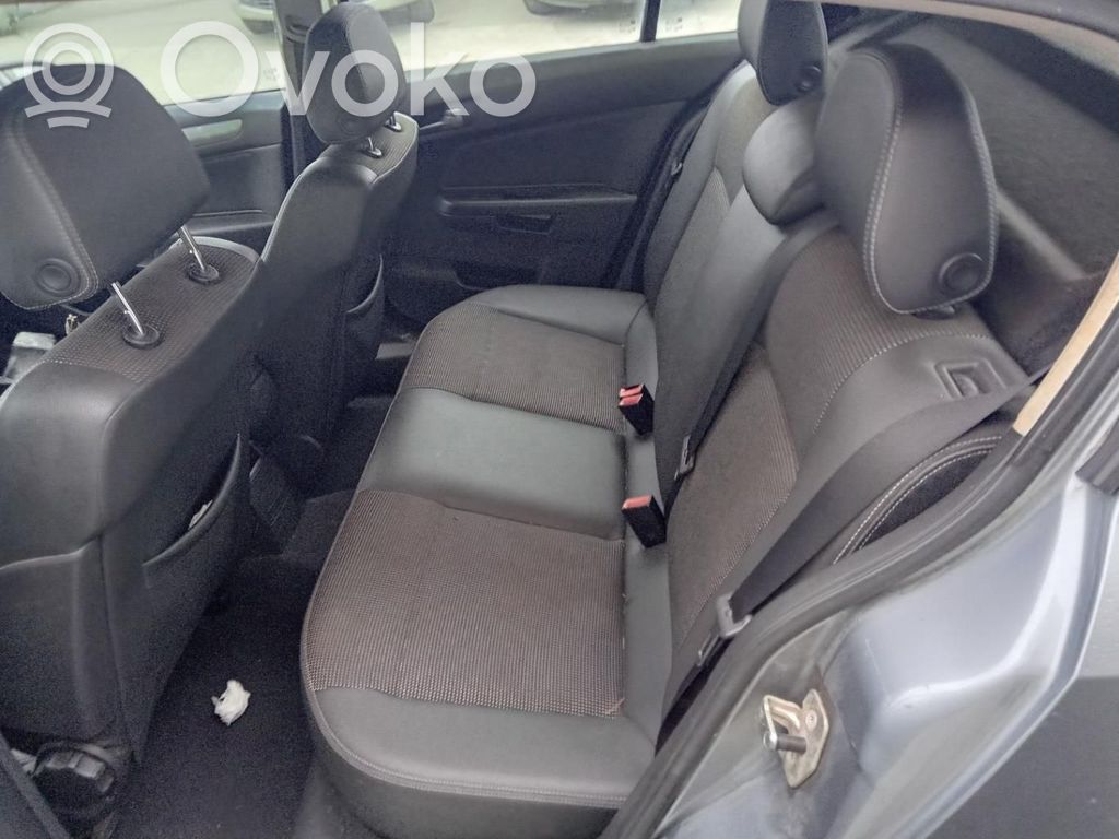Opel Astra H Cinturón trasero 