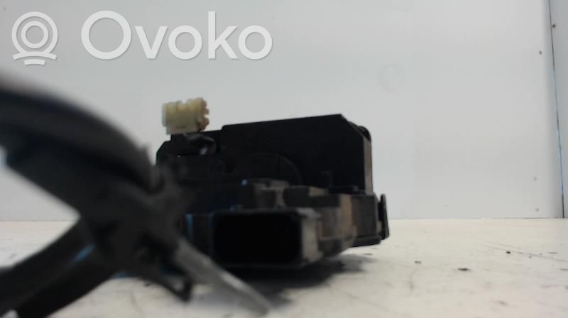 Opel Corsa D Priekšpusē slēdzene 