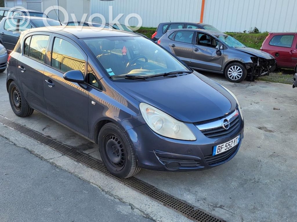 Opel Corsa D Priekšpusē slēdzene 