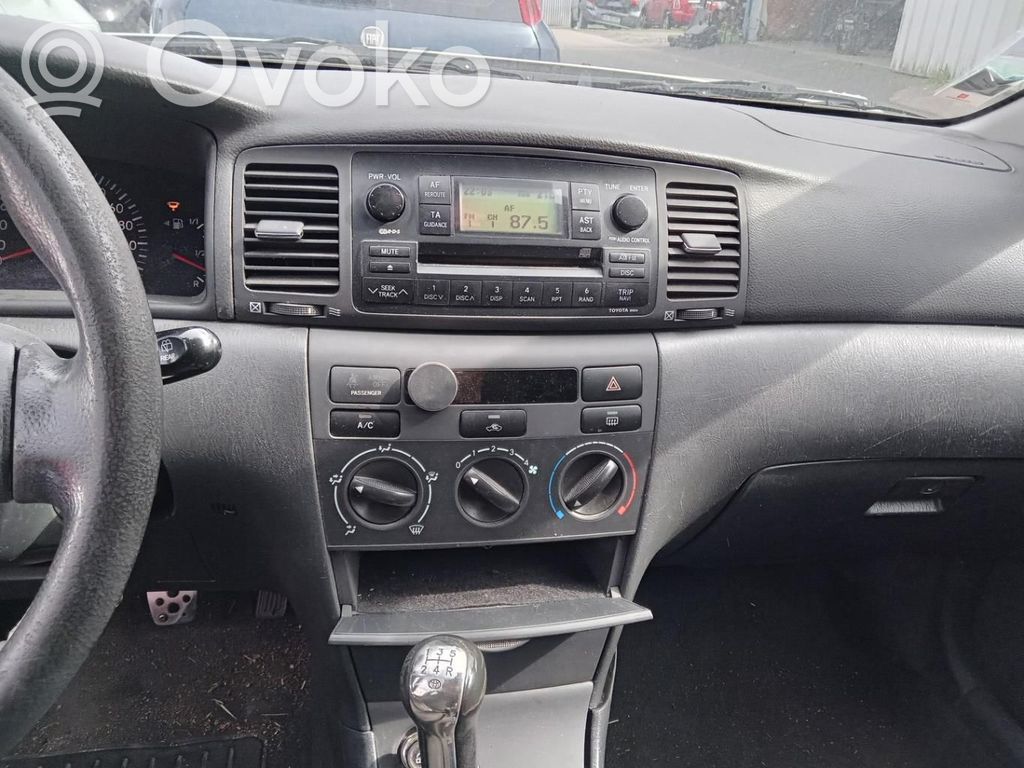 Toyota Corolla E120 E130 Daiktadėžės (bordačioko) komplektas 