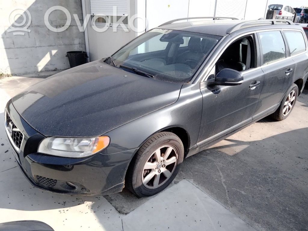 Volvo V70 Priekinis pusašis 
