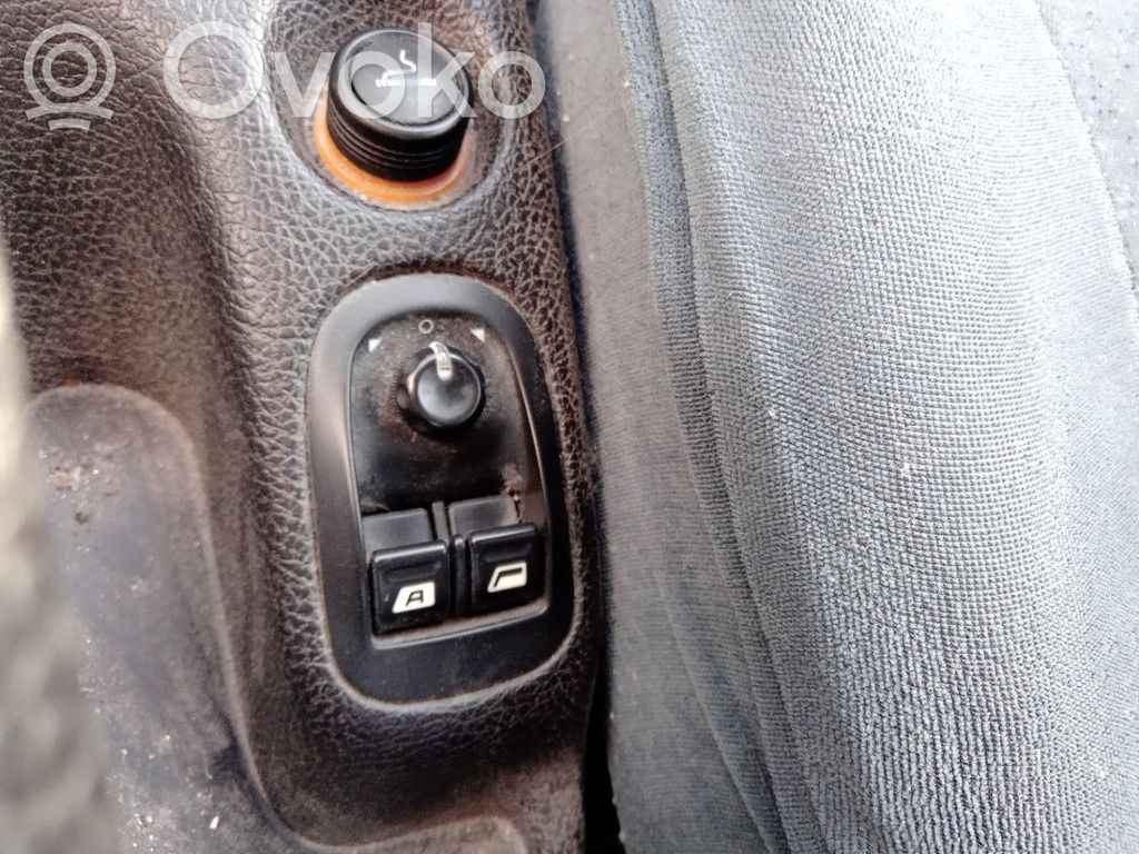 Peugeot 206 Electric window control switch 