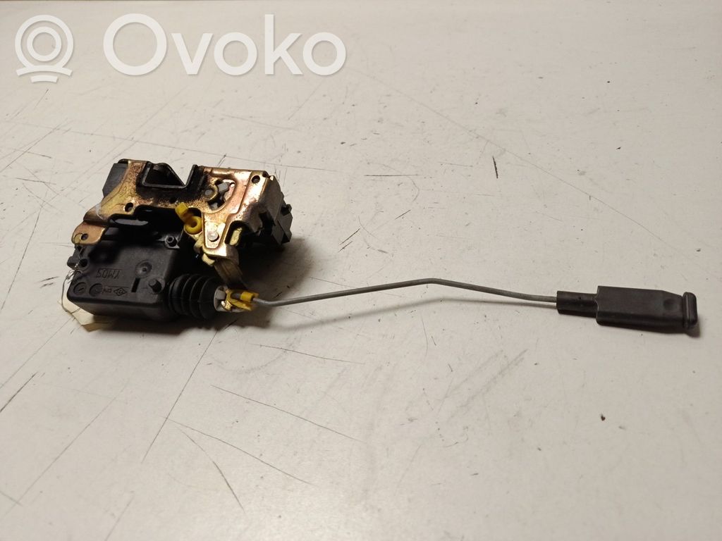 Priekšpusē slēdzene   7701036100