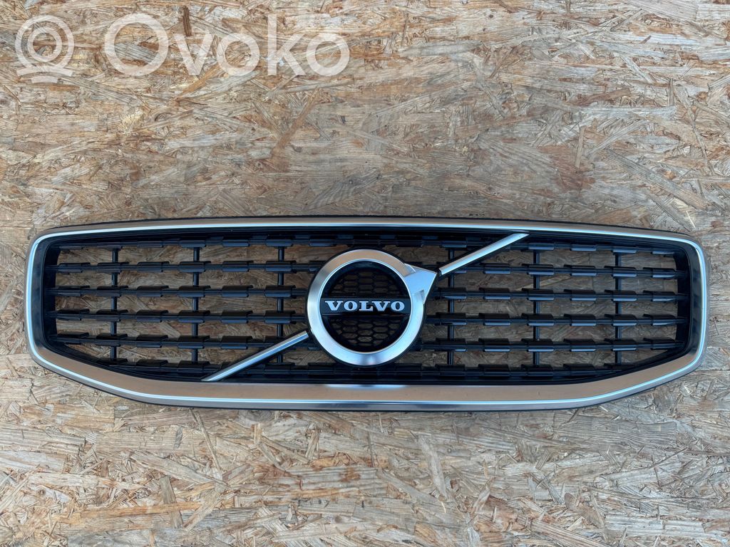 Volvo V60 Etupuskurin ylempi jäähdytinsäleikkö 