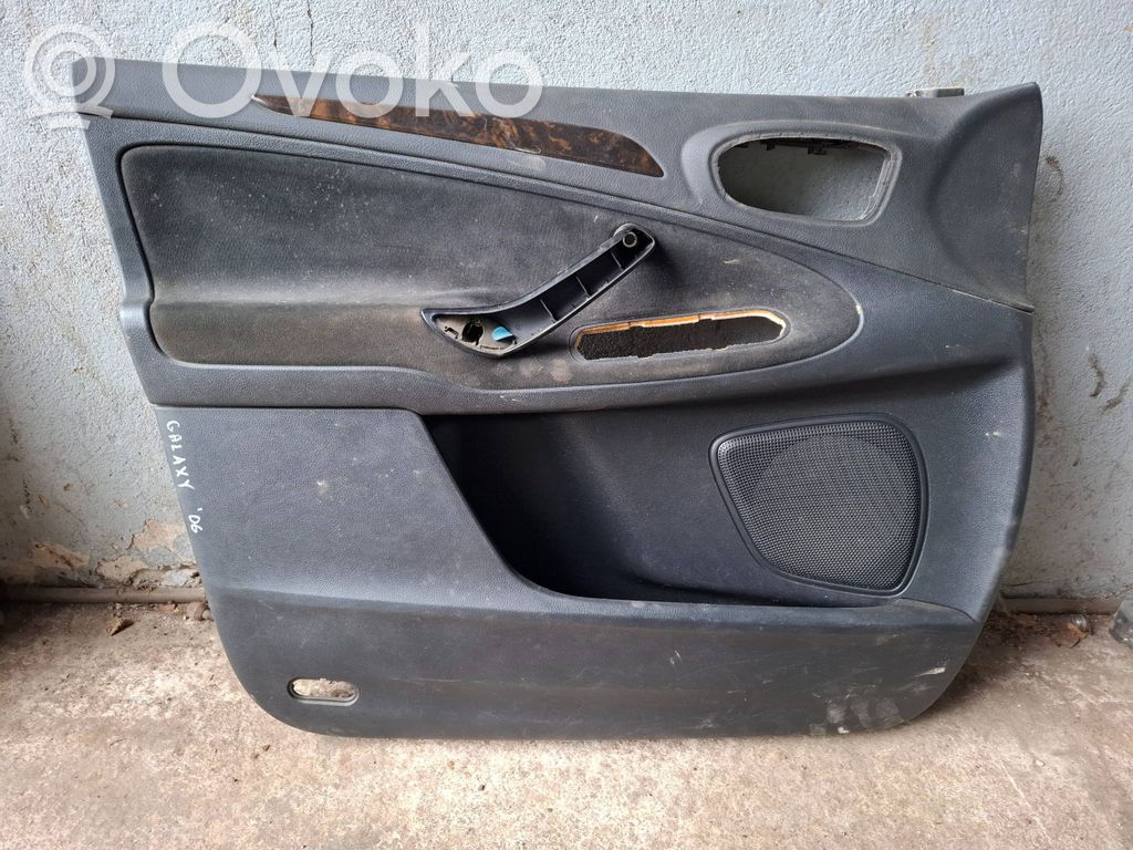 Ford Focus Revestimiento de puerta delantera 