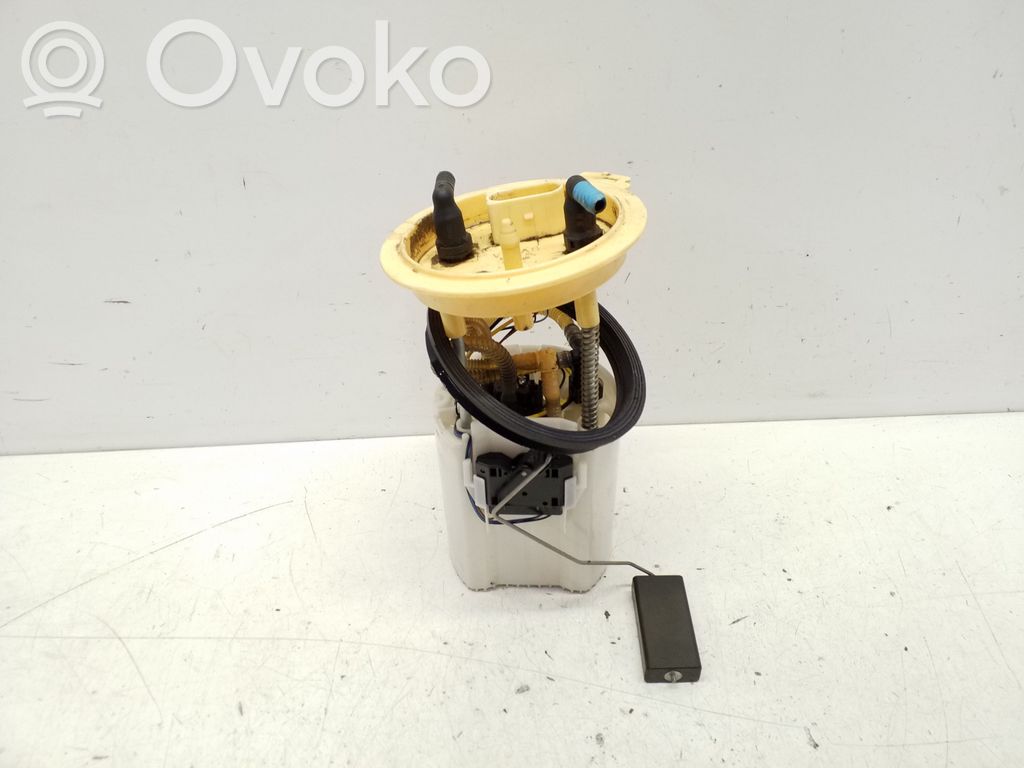 Volkswagen Jetta VI Bomba interna de combustible 