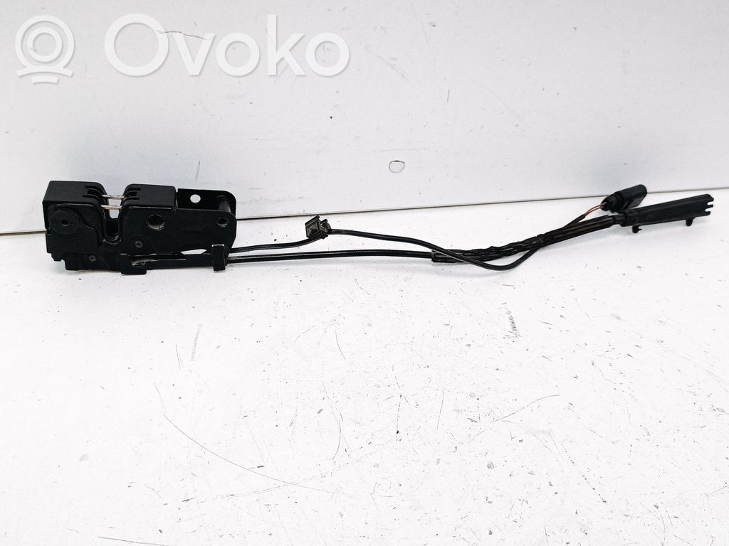 Audi A4 S4 B8 8K Konepellin lukituksen vastakappale 