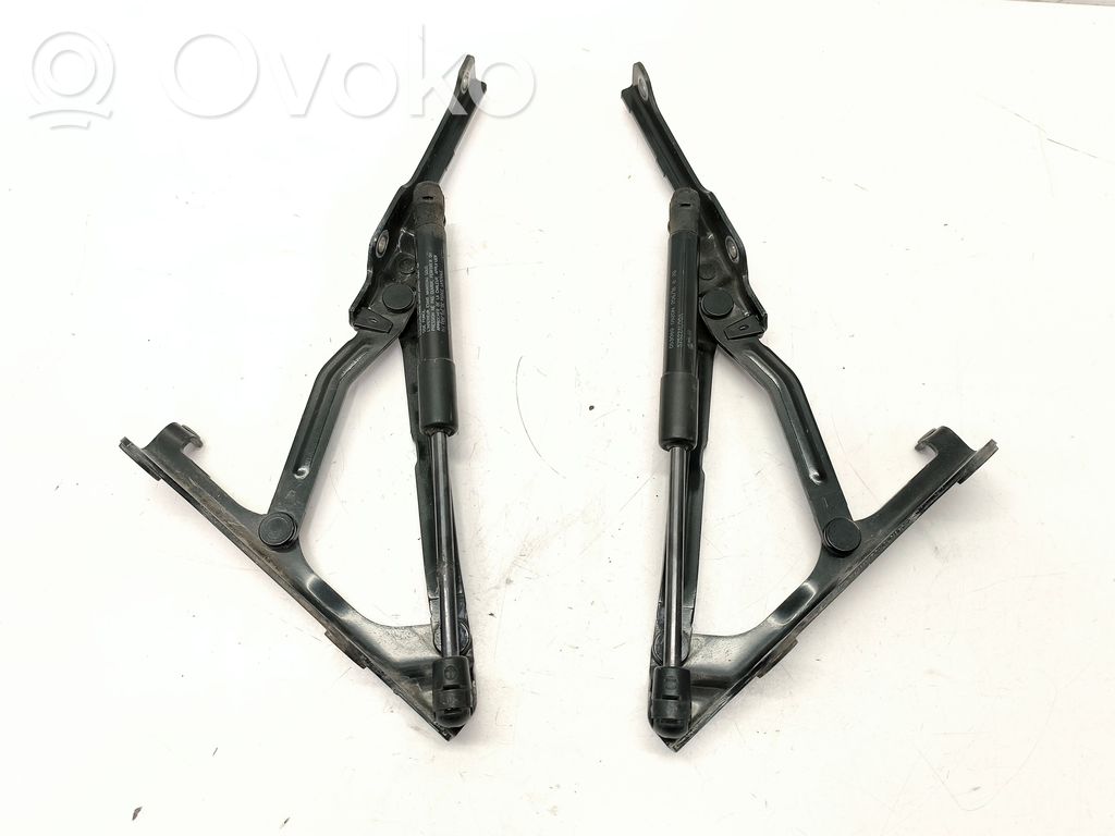 Subaru Legacy Tailgate/trunk/boot hinge 