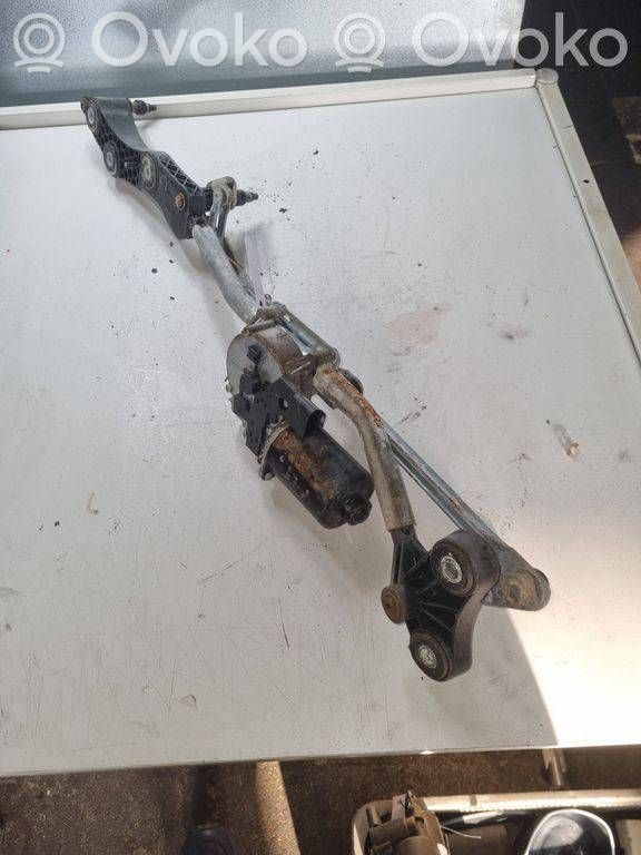 Front wiper linkage and motor   404822,2335N,6934279