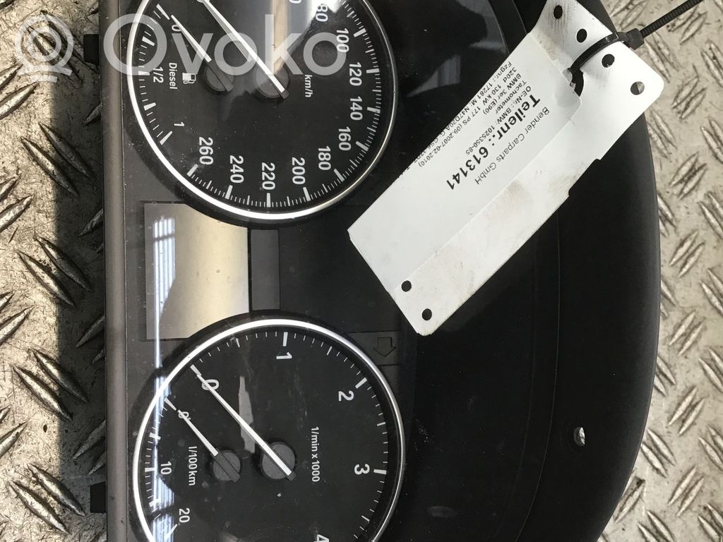 Geschwindigkeitsmesser Cockpit   102535085