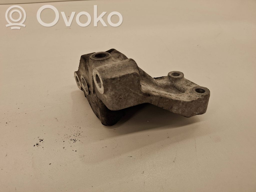 Engine mounting bracket   5802127137