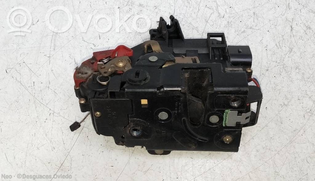 Motor de cierre de puerta trasera   8Z0839015D