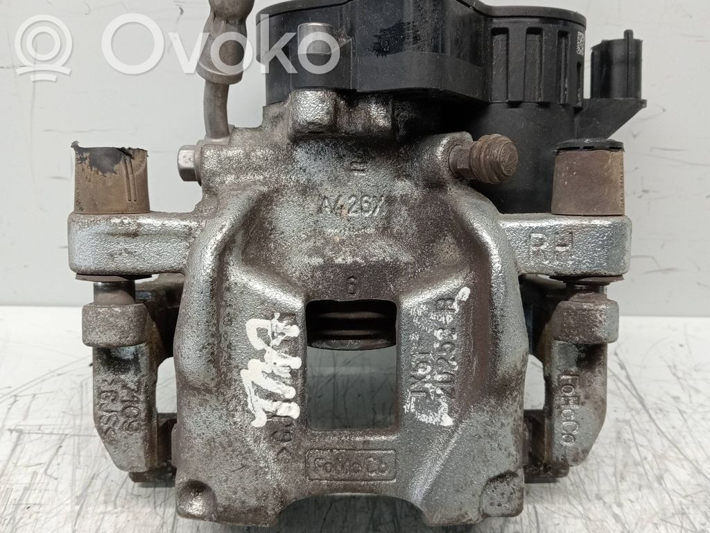 Ford Focus Jarrusatulan tyynyn pidike takana 