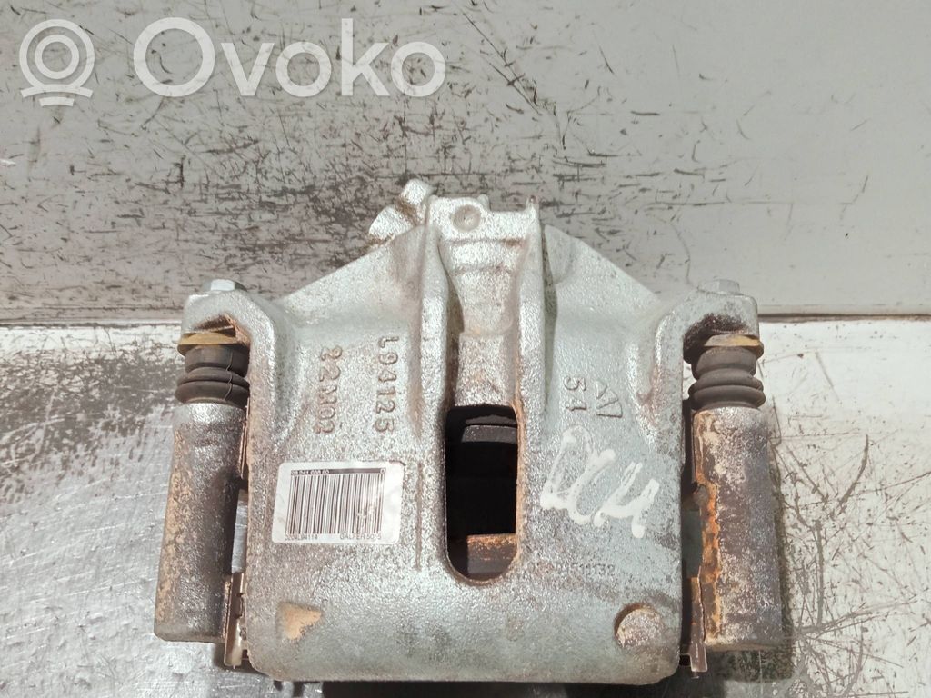 Opel Corsa F Zacisk hamulcowy przedni 