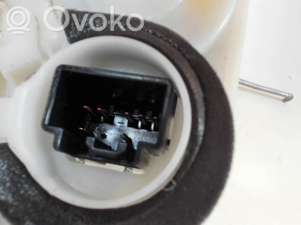 Mazda 2 Priekšpusē slēdzene 