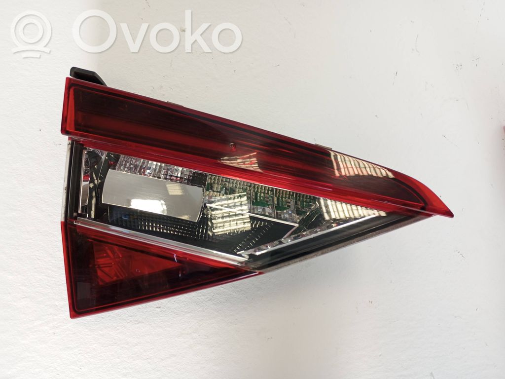 Skoda Superb B8 (3V) Lampy tylnej klapy bagażnika 